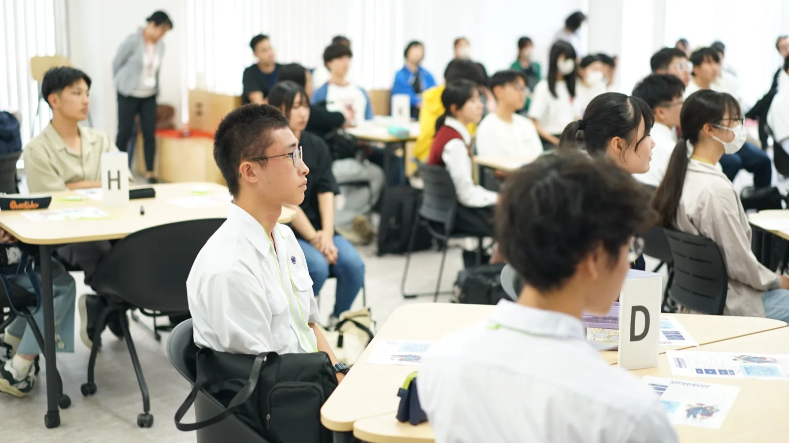 講義を真剣に聞く高校生たち