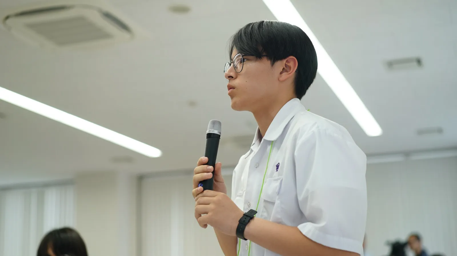 マイクを手に質問する高校生