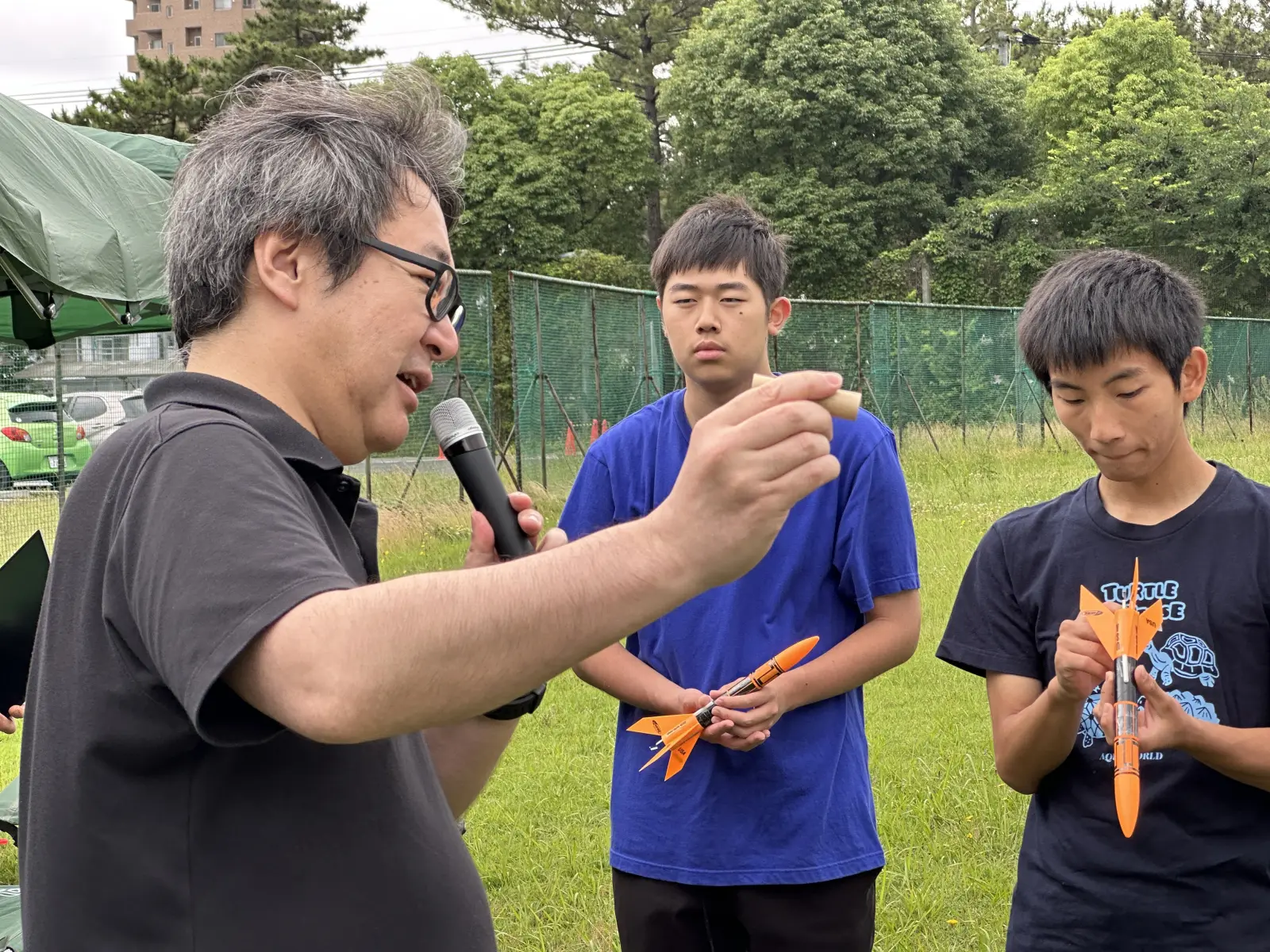 マイクを手にロケットの仕組みを語る前田恵介先生