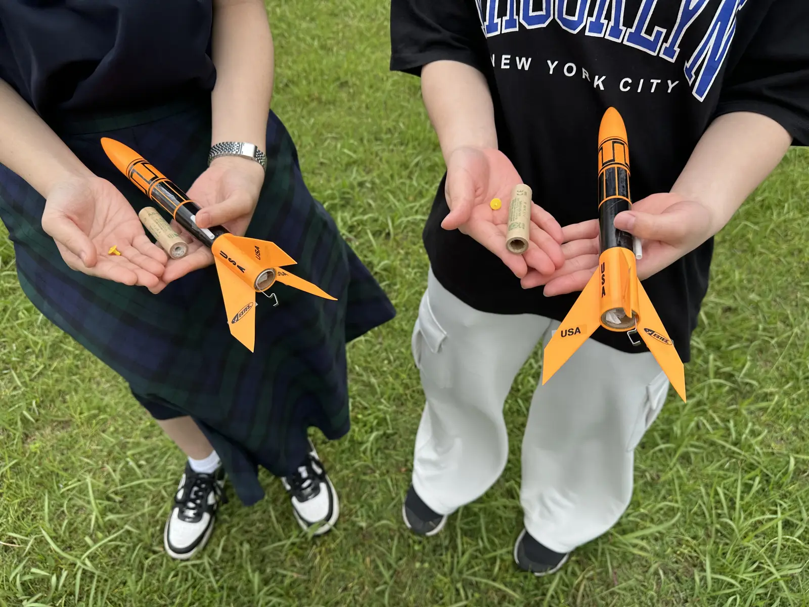 モデルロケットとエンジンを手にする生徒たち