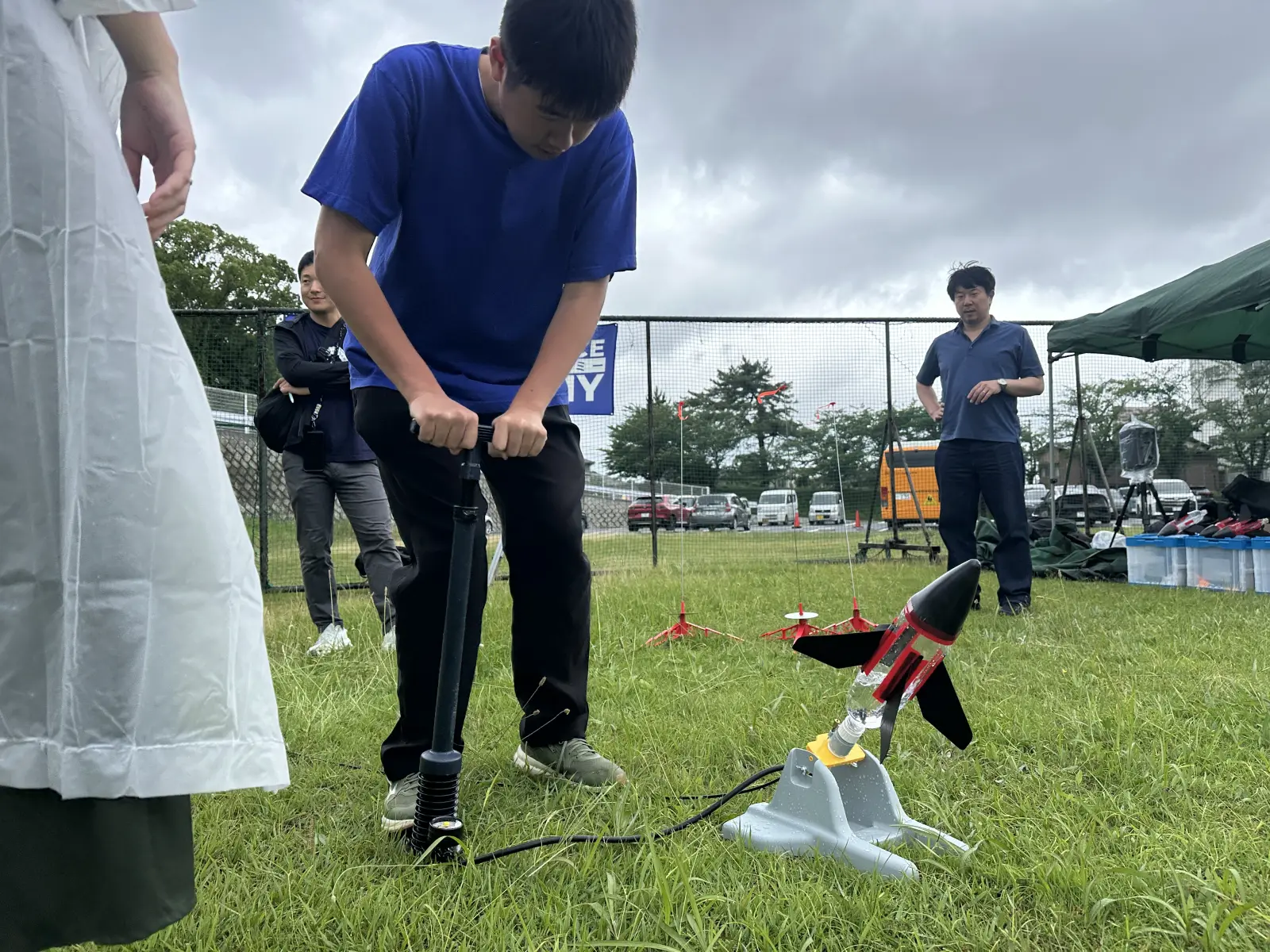 ポンプで水ロケットに空気を送り込むアカデミー生