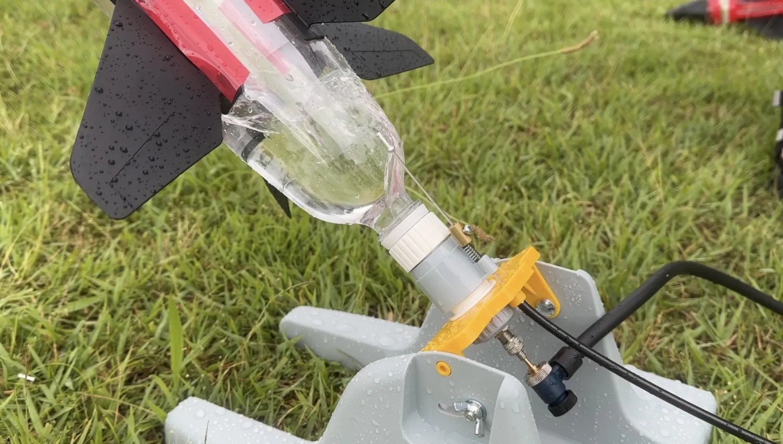 発射台にセットされた、雨に濡れた水ロケットのクローズアップ