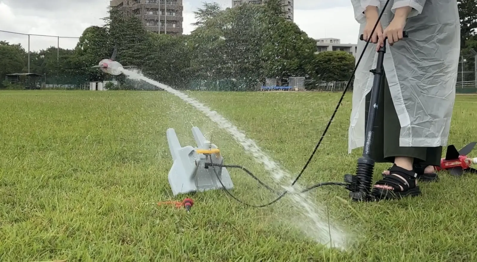 水しぶきを噴射しながら空へ飛んでいく水ロケット