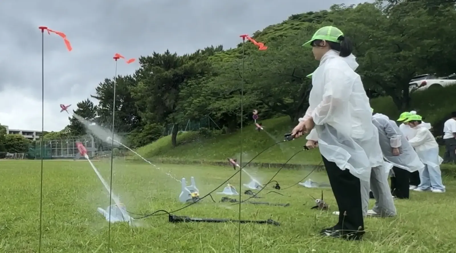 複数の水ロケットが一斉に発射される様子