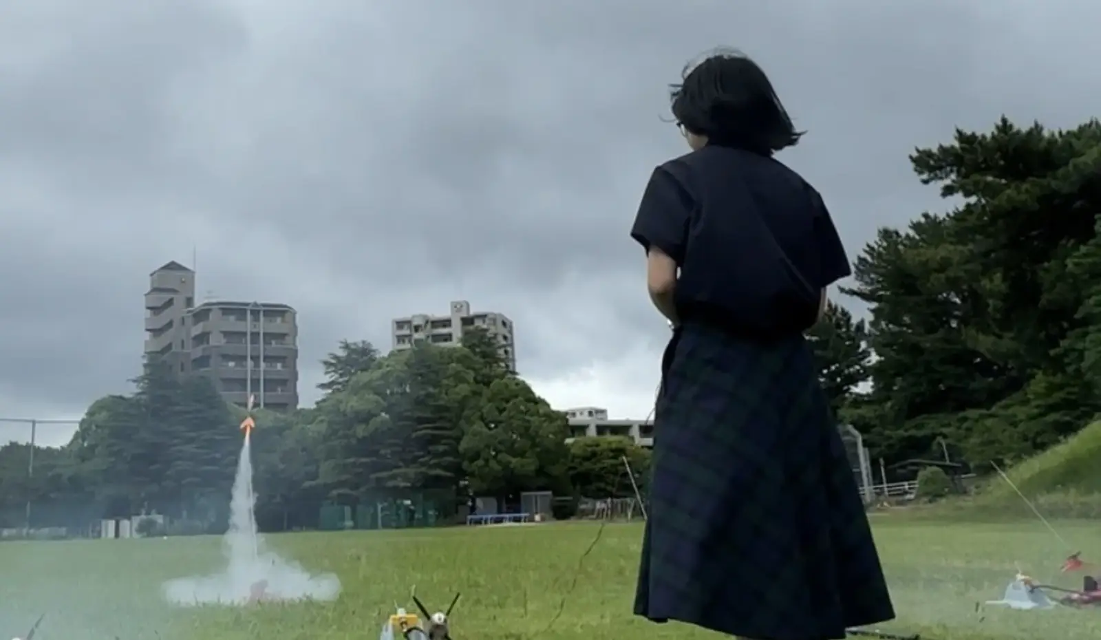 戸畑の街並みを背景に打ち上がるモデルロケットを見送るアカデミー生