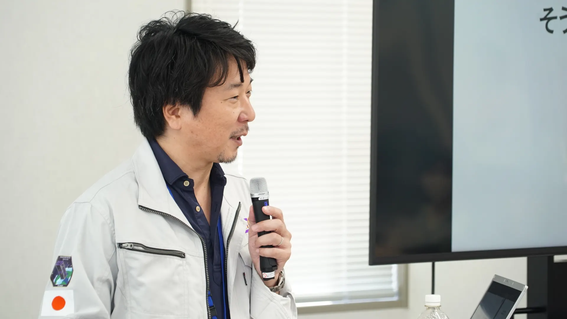 マイクを持ってアカデミー生に問いかける布施哲人アカデミー長