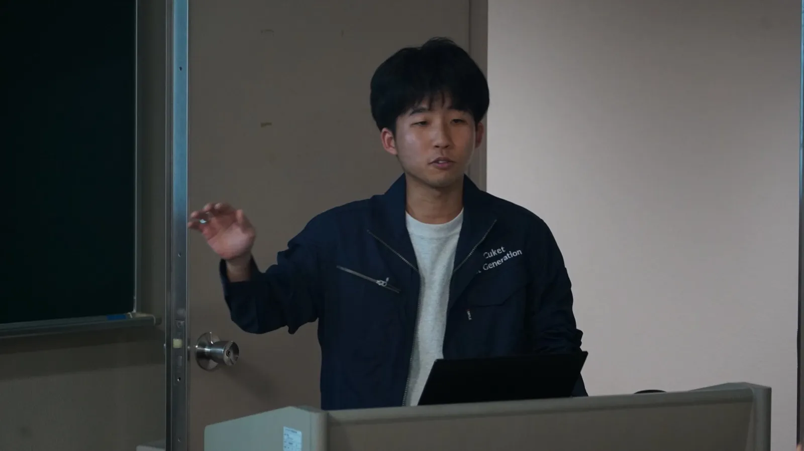 振動試験と共振について講義する九州工業大学の学生